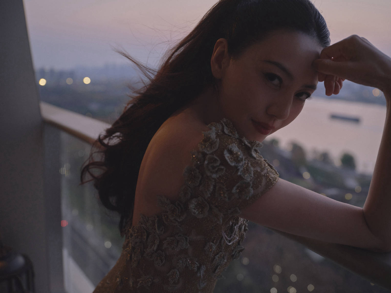 岁月不败美人 高圆圆穿金色深V礼裙美艳性感超吸睛