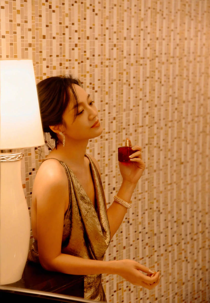 朱丹坐洗手池上涂口红 笑容妩媚秒变风韵美女