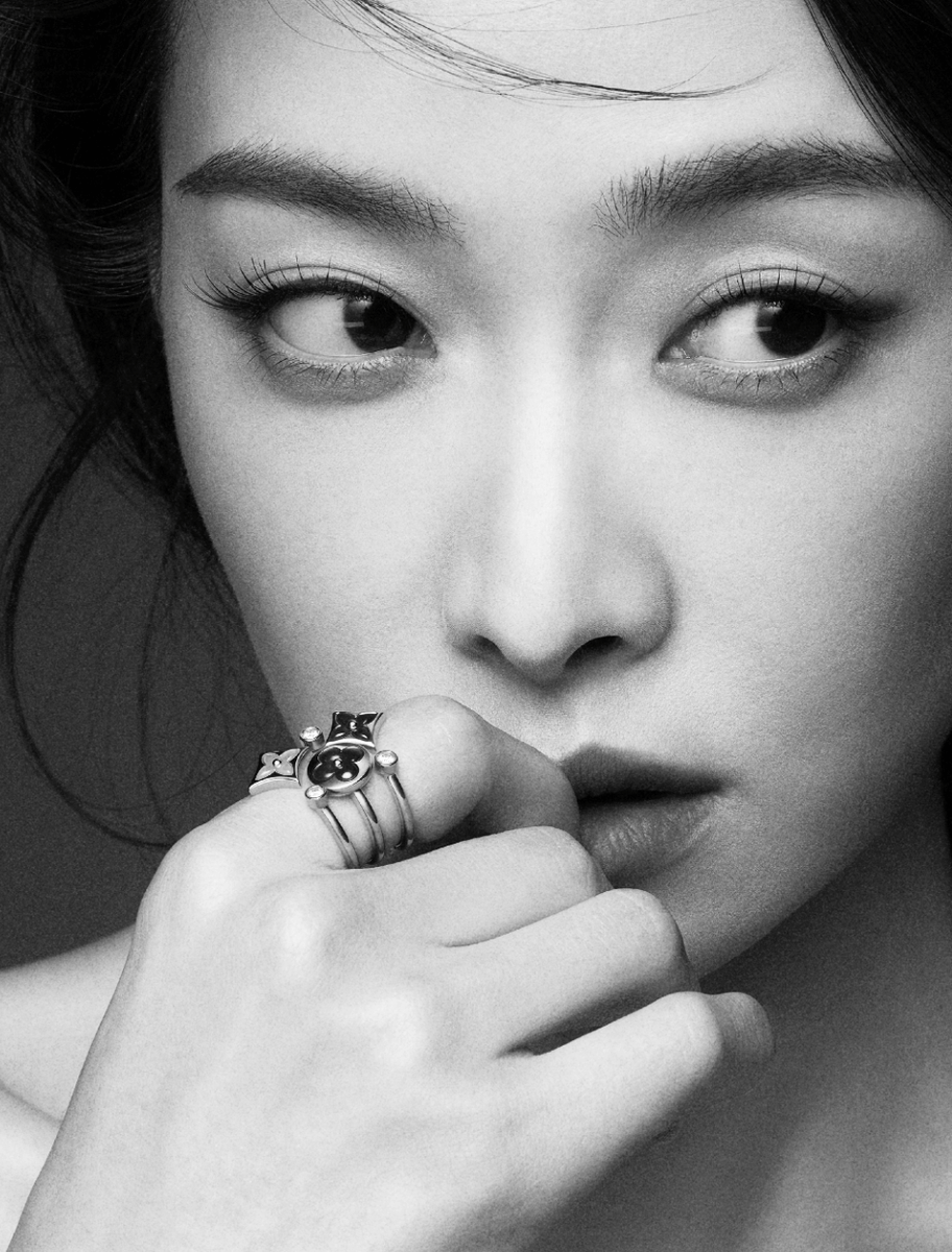 宋茜穿黑色抹胸裙清冷高级 肩颈线条舒展利落吸睛