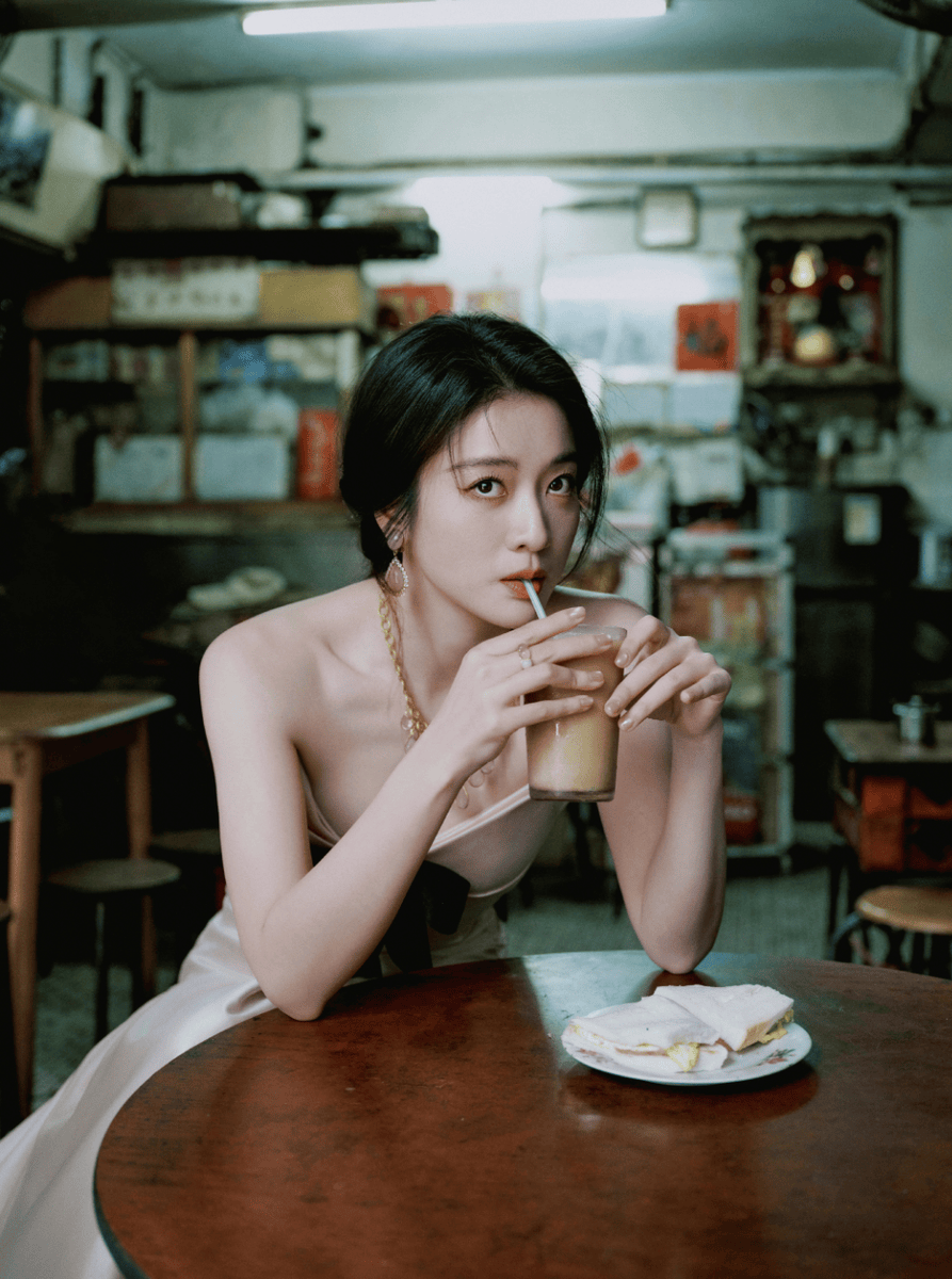 张雪迎穿缎面礼裙温婉大气 穿梭光影诠释电影质感