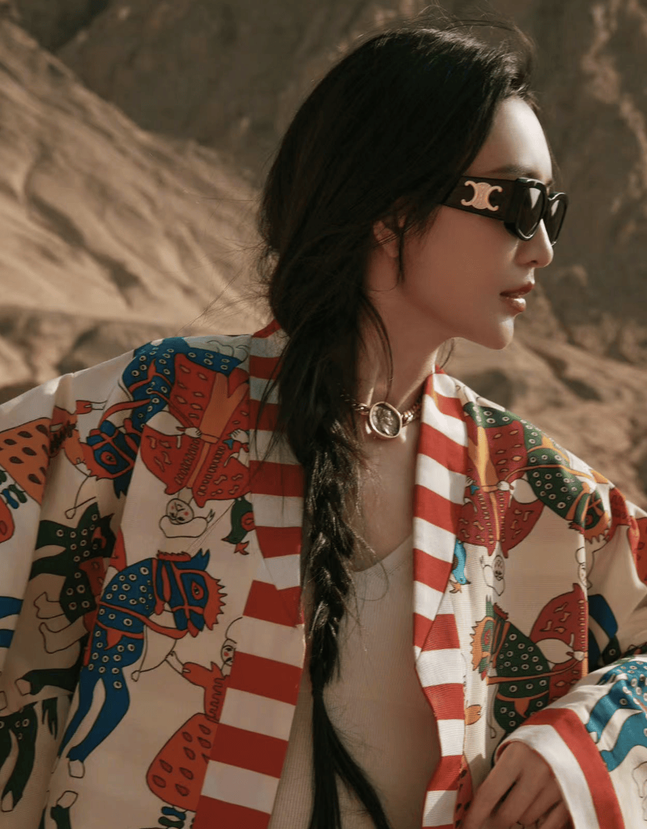 王鸥编发造型搭配彩纹外套 墨镜遮脸随性又自然