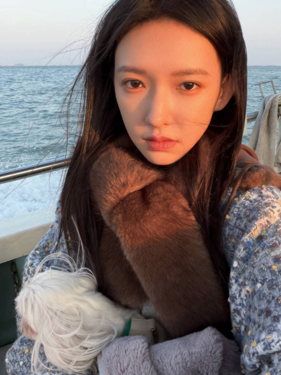 程潇晒海边美照秒变明媚少女!隔空吻宠物狗超有爱