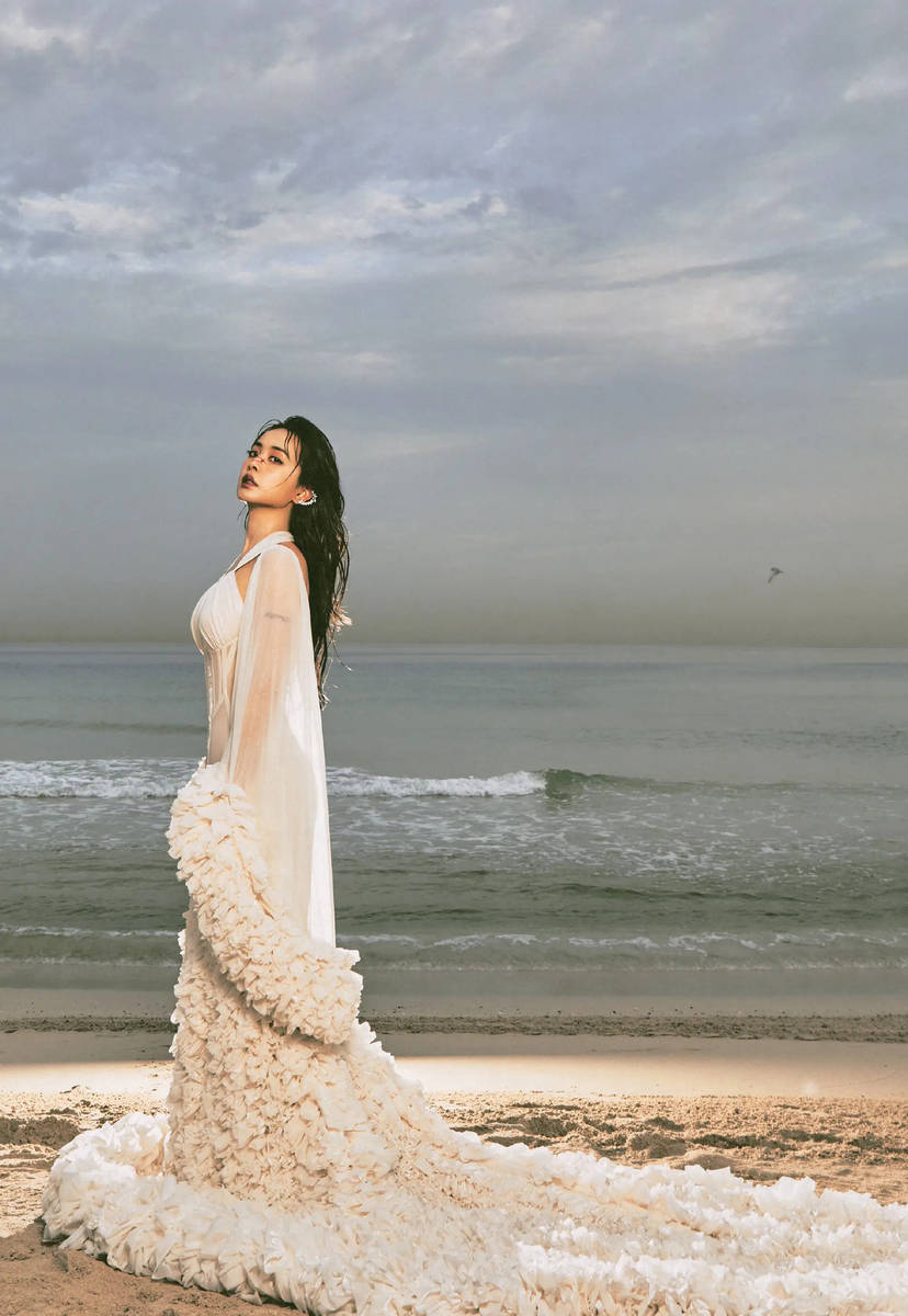 蔡依林穿白色长裙勾勒曲线身材 精彩画面超吸睛!