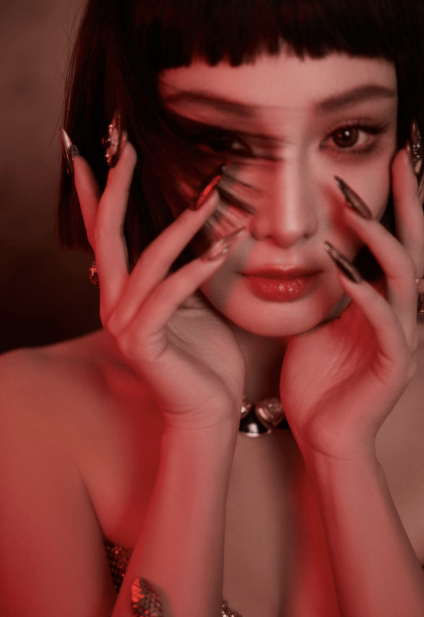 彭小苒穿鎏金裙装曲线曼妙 埃及风格造型神秘冷艳