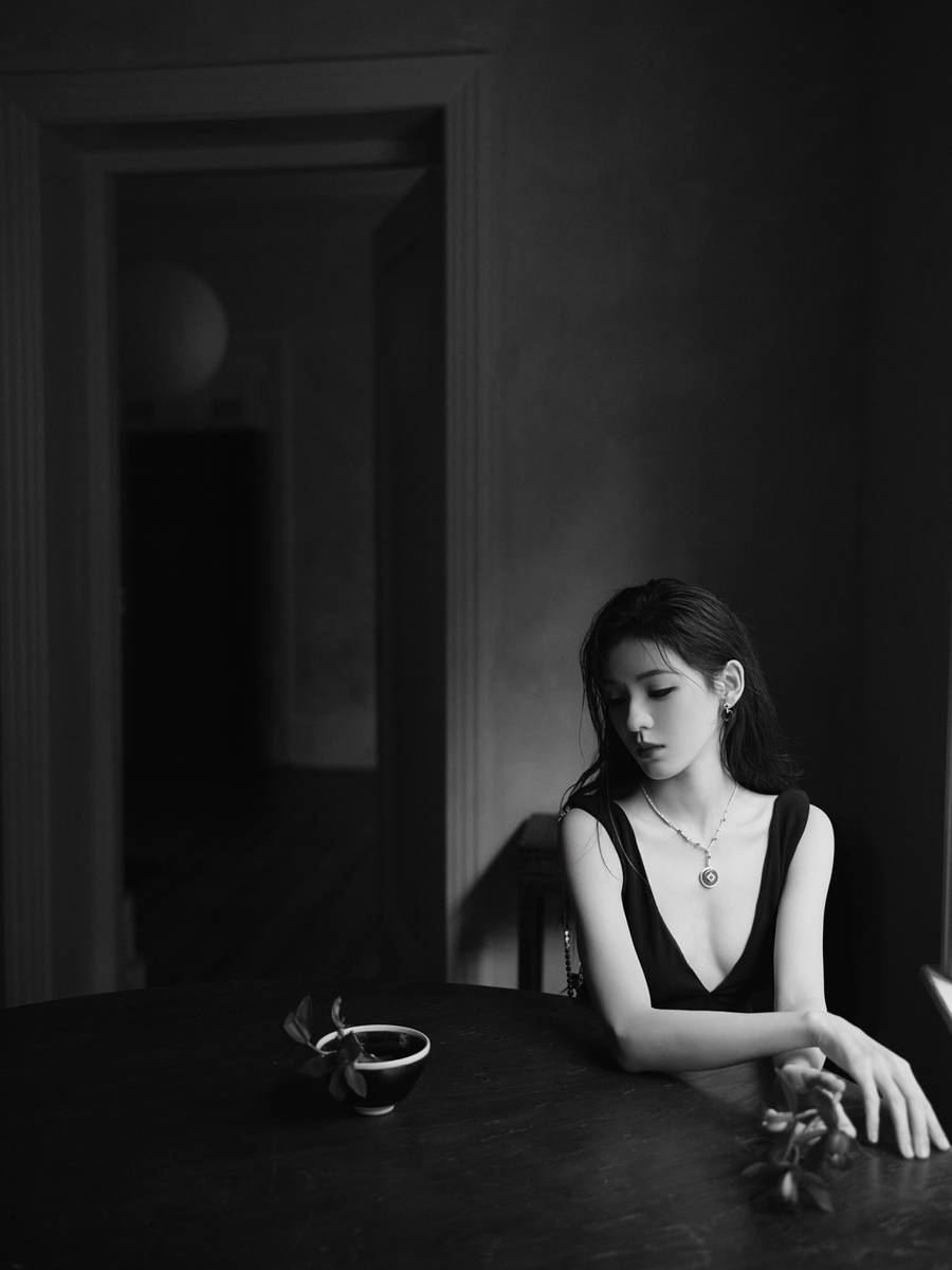 张予曦穿深V黑裙性感明艳 红唇亮眸氛围感满满