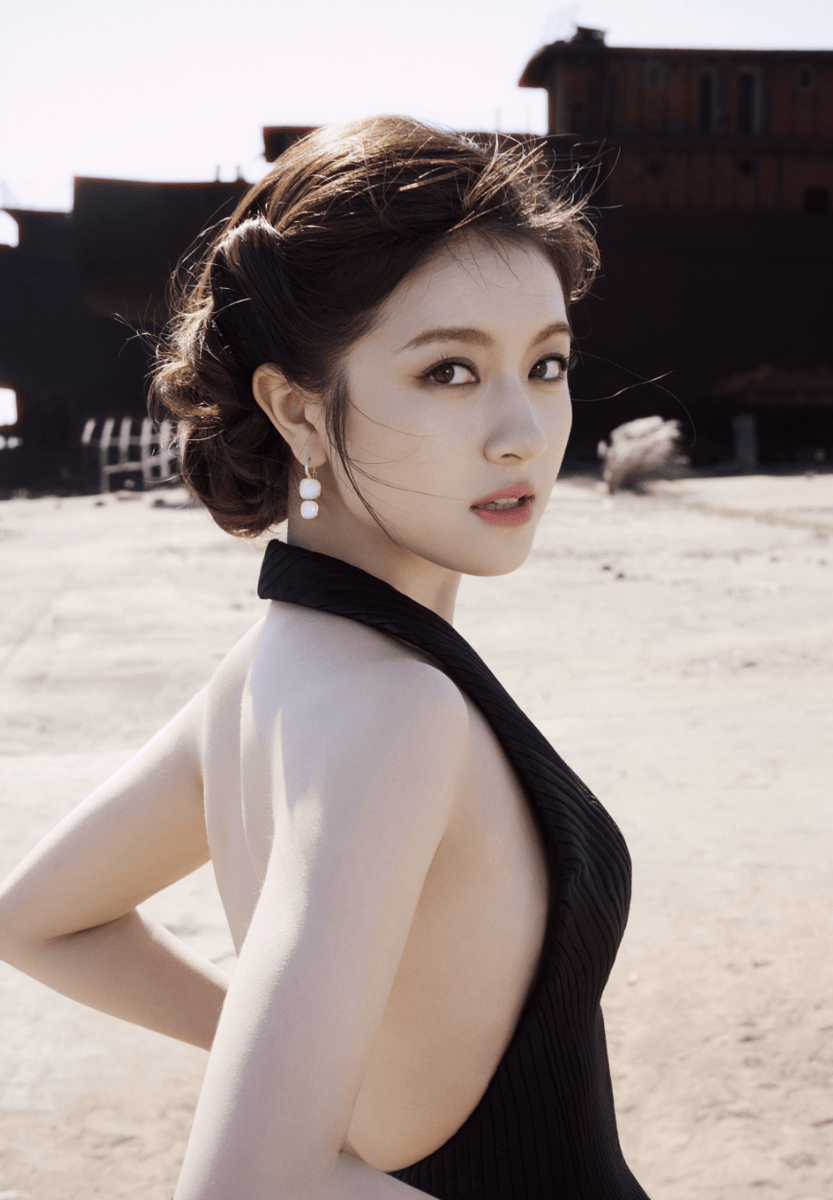 李兰迪挂脖深V礼裙勾勒身材线条 盘发造型精致利落