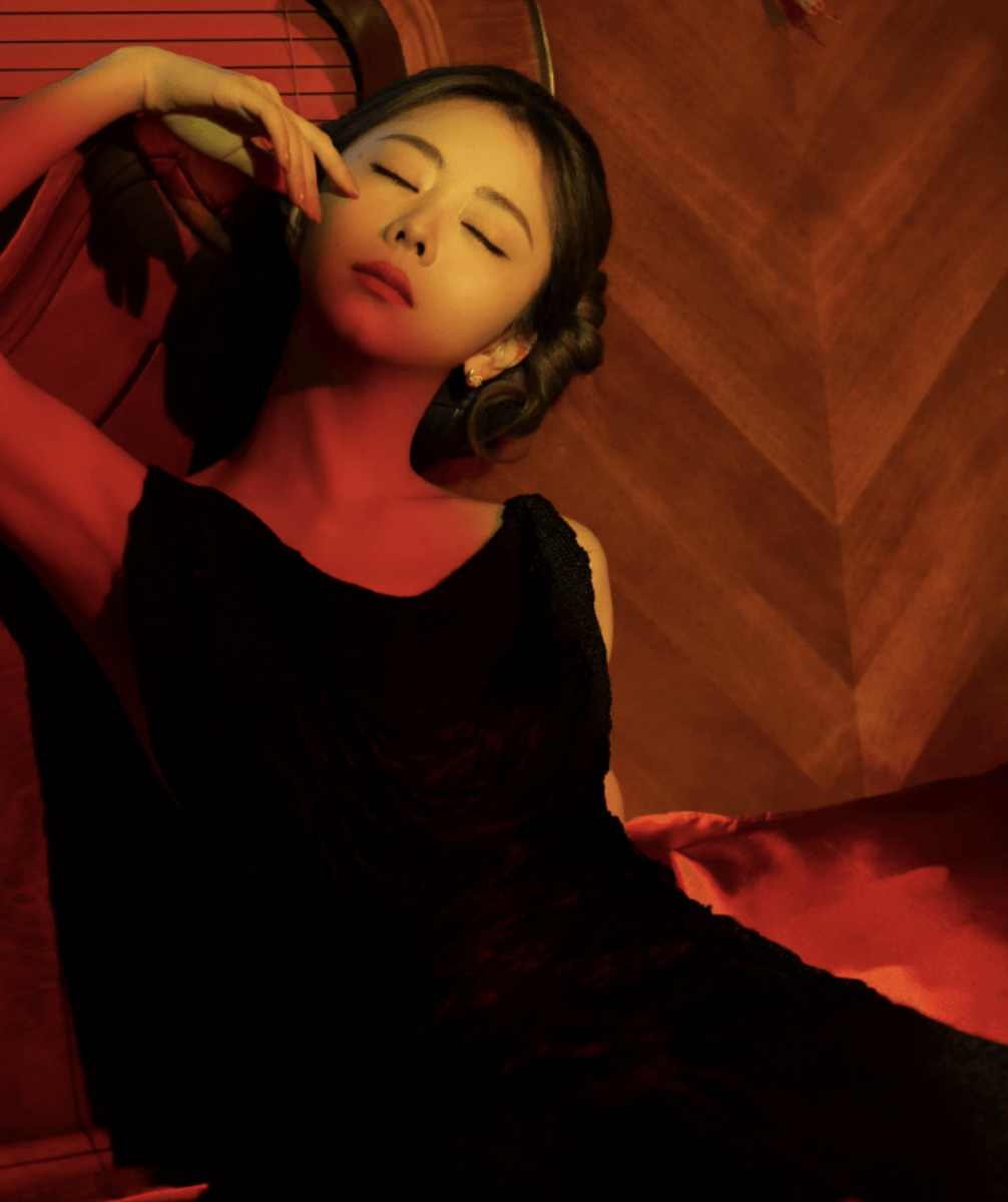 谭松韵复古盘发利落精致 光影下尽显明艳多变