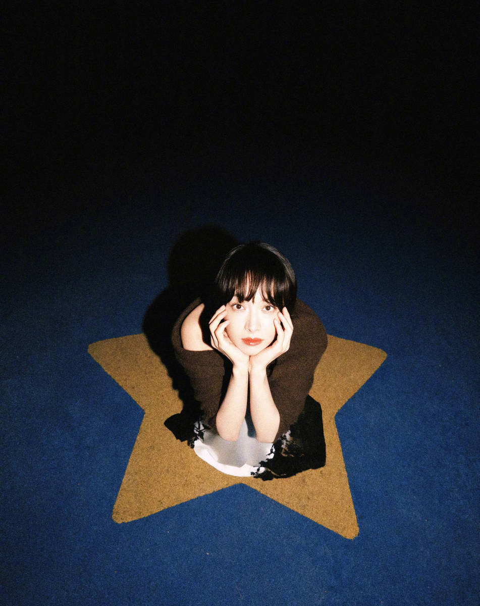 宋茜穿蕾丝吊带裙姿态灵动 双手捧脸娇俏又松弛