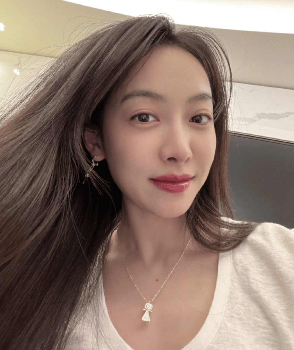 宋茜着简约白上衣神态柔和 长发轻扬随性自在