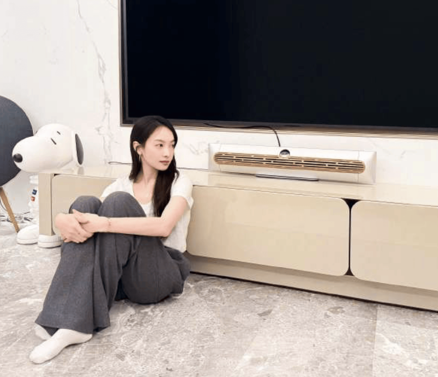 宋茜着简约白上衣神态柔和 长发轻扬随性自在