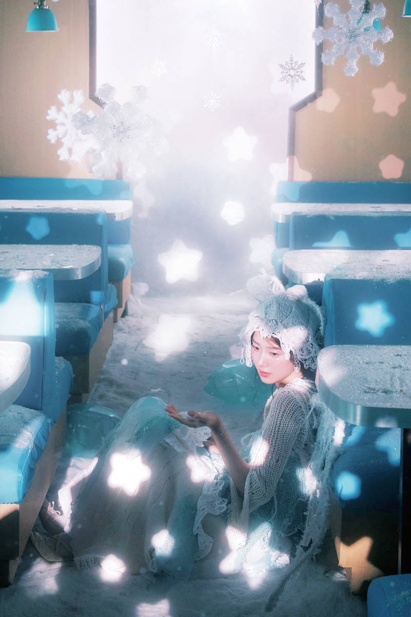 卢昱晓化身冰雪公主精致美丽 垂眸沉思显梦幻氛围