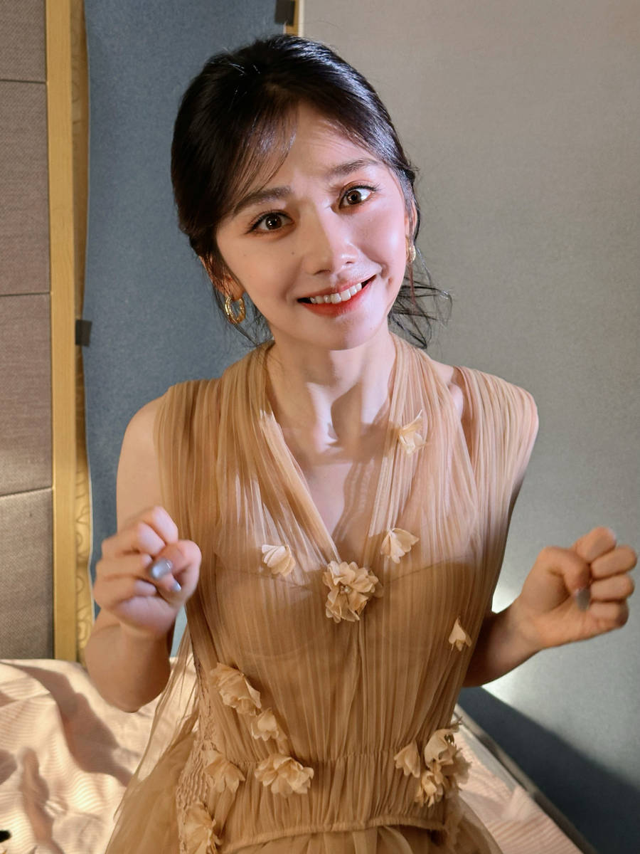 王影璐穿薄纱裙甜笑表情呆萌 乖巧伸懒腰似小猫咪