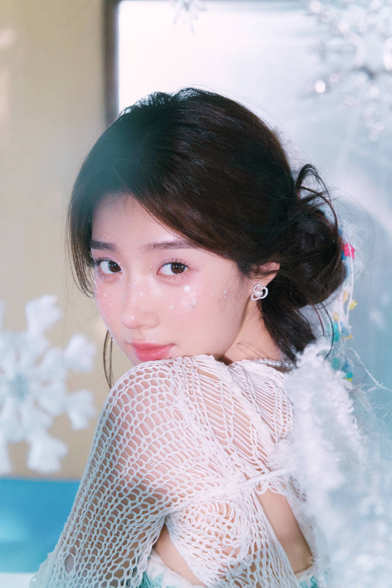 卢昱晓化身冰雪公主精致美丽 垂眸沉思显梦幻氛围