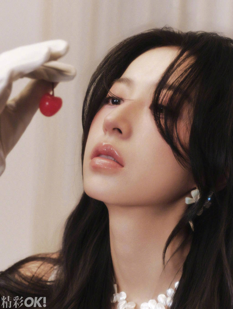 周雨彤穿白裙身材窈窕 丝袜勾勒纤细美腿