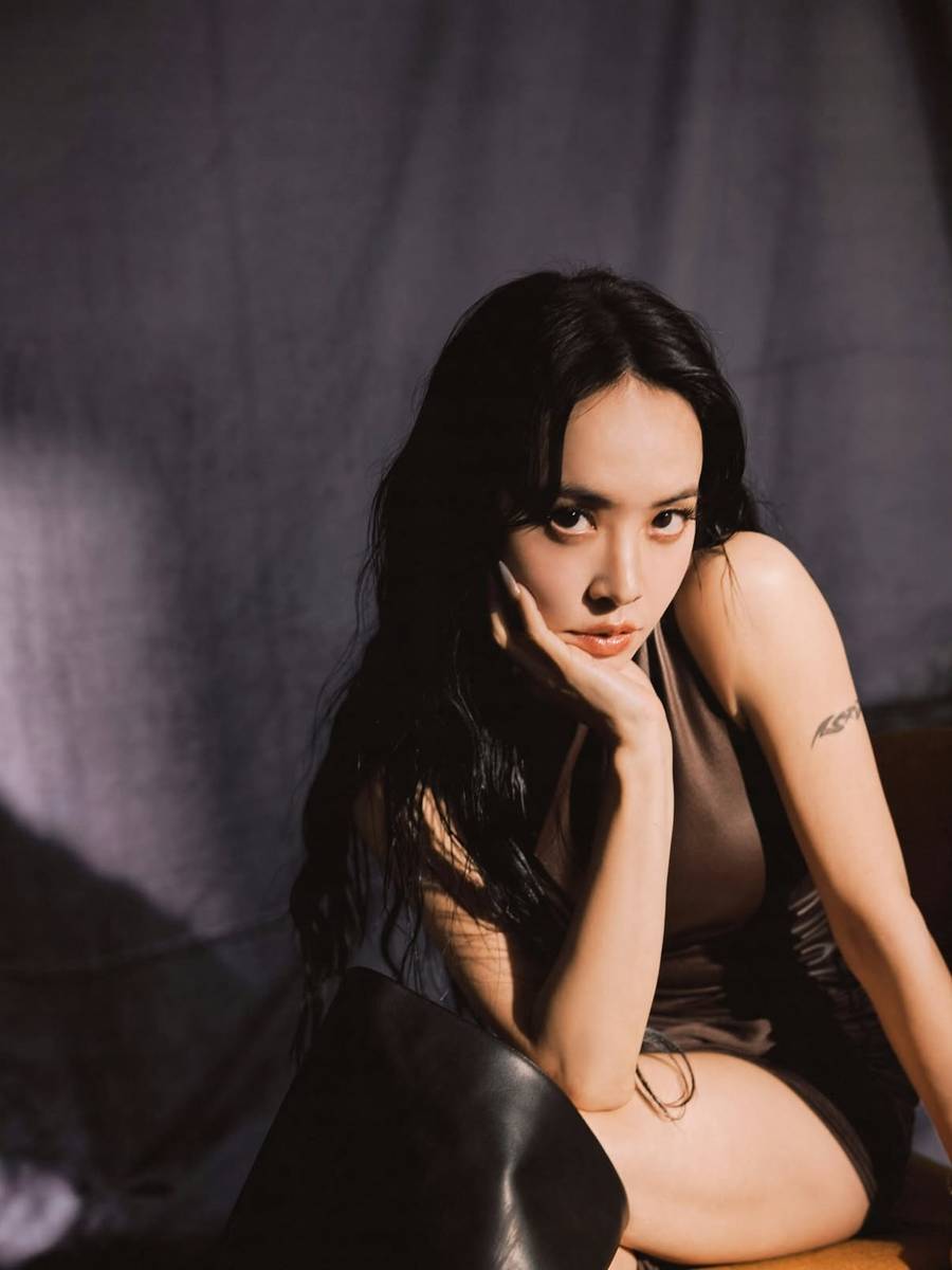 蔡依林穿紧身裙性感迷人！大方秀曼妙身姿曲线吸睛