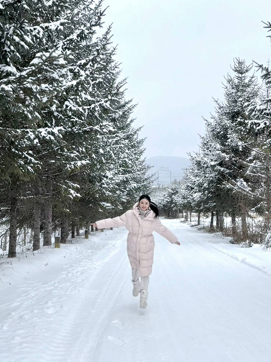 刘浩存穿粉色羽绒服笑容清甜 雪中奔跑充满生命力