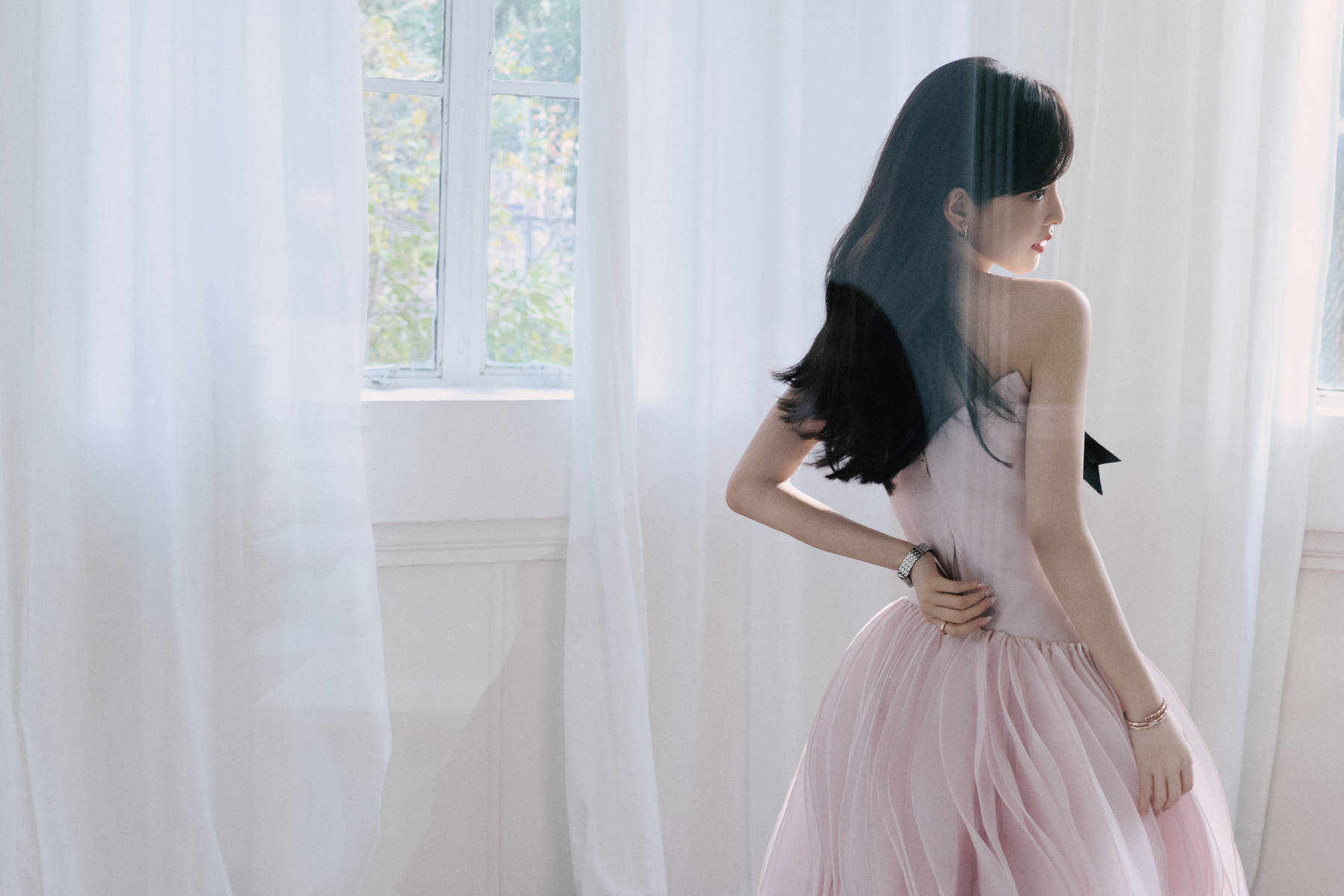 章若楠穿粉抹胸裙明媚娇俏 托脸沉思好似千禧公主