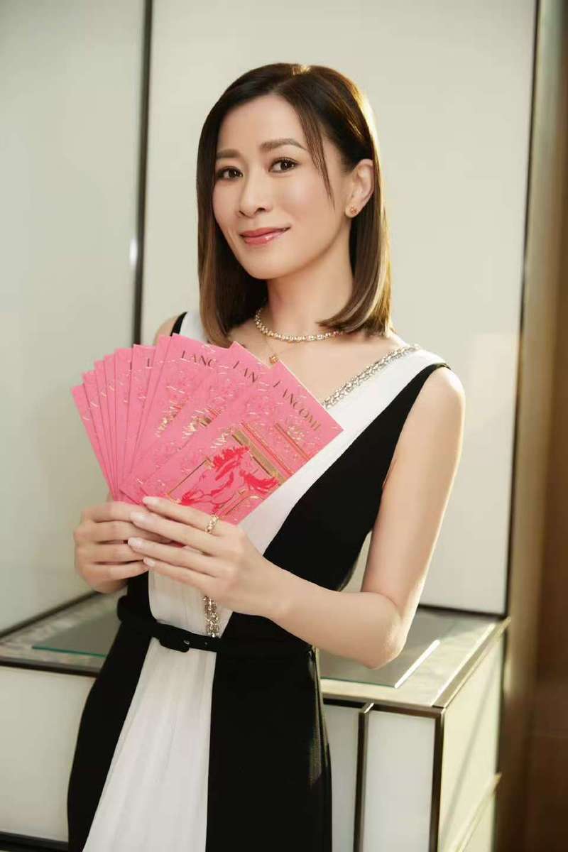 佘诗曼穿束身长裙身姿窈窕 出席游园会明媚又自信