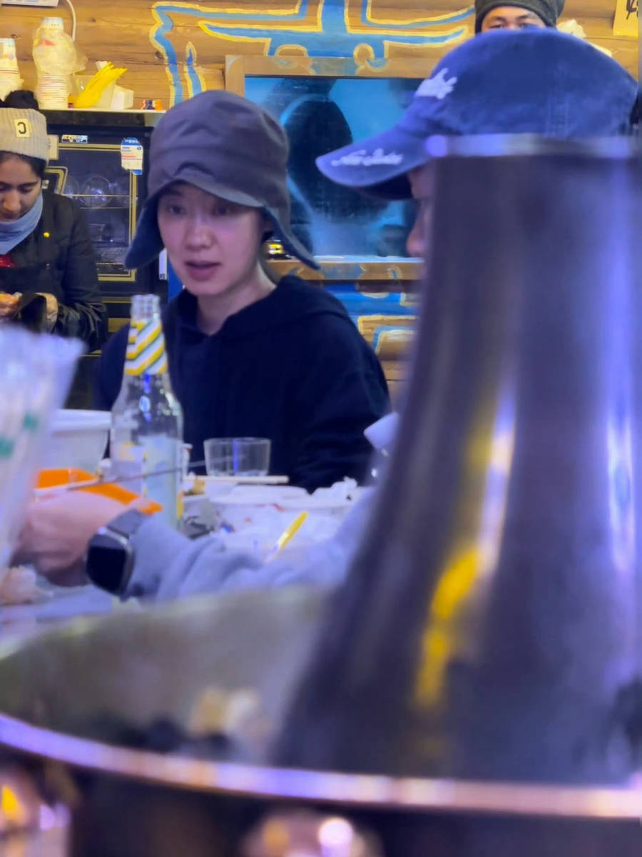 贾玲与张小斐新疆聚餐被偶遇 亲密互动感情深厚