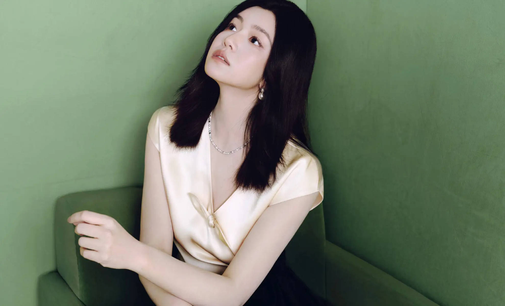 陈妍希红白叠穿甜笑俏皮 发丝飞扬尽显少女感