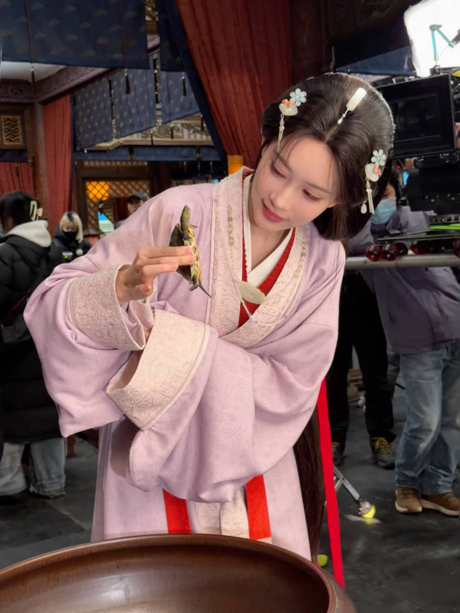 孟子义穿紫色汉服优雅温润 表情搞怪尽显灵动活泼