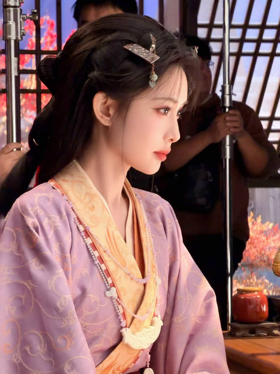 孟子义穿紫色汉服优雅温润 表情搞怪尽显灵动活泼