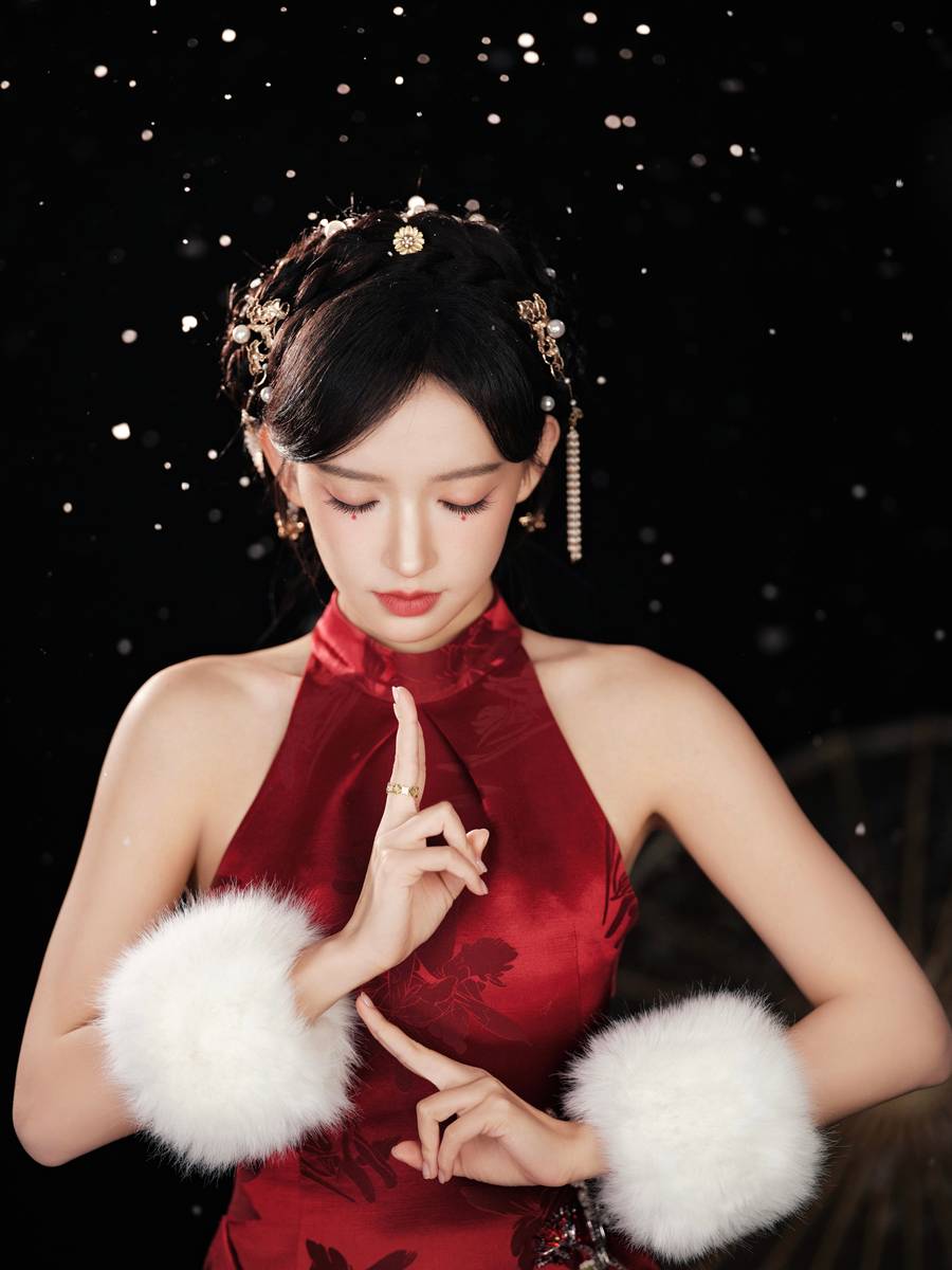 程潇穿新中式旗袍撑伞回眸 红衣耀眼气质又甜又辣