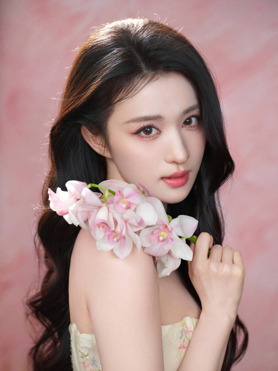 王楚然春日氛围感大片曝光！穿印花裙化身甜美少女