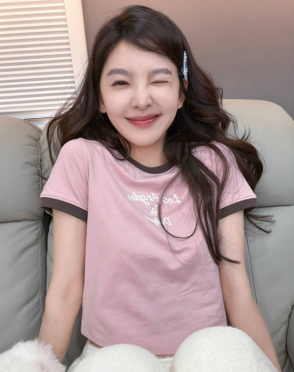 章若楠戴蓝发夹俏皮软萌 穿粉T抱小狗元气又治愈