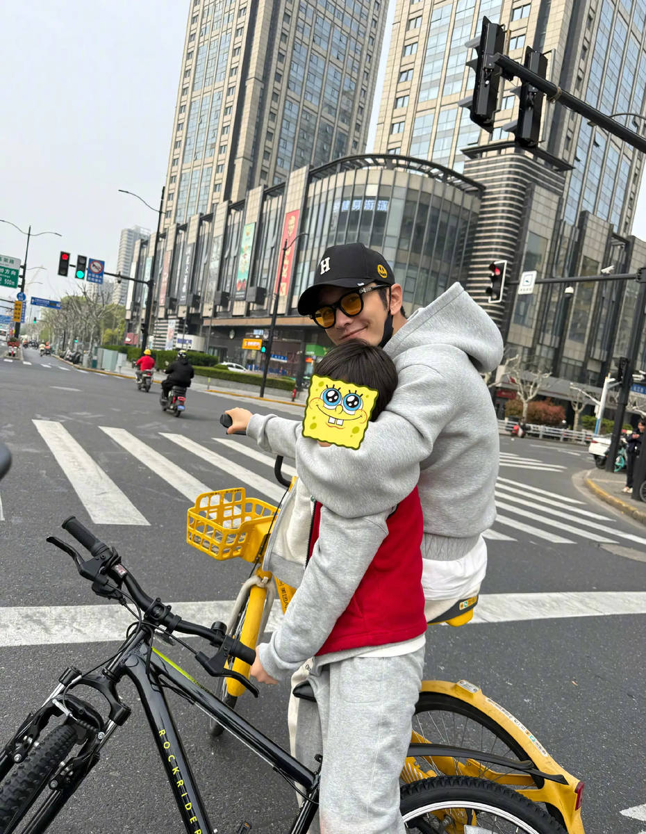 黄晓明晒与儿子骑行合照！小海绵开心比耶活力十足