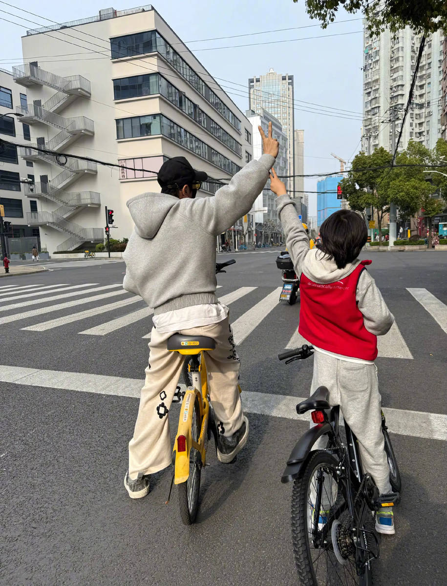 黄晓明晒与儿子骑行合照！小海绵开心比耶活力十足