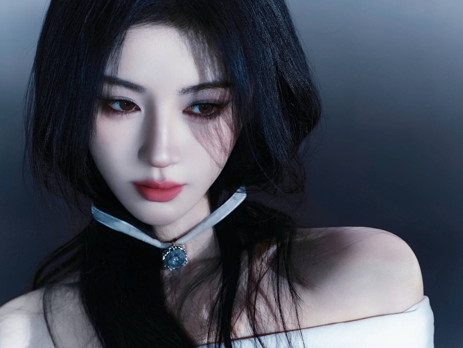 鞠婧祎身着纱裙清冷破碎 垂眸轻捻长发故事感满满