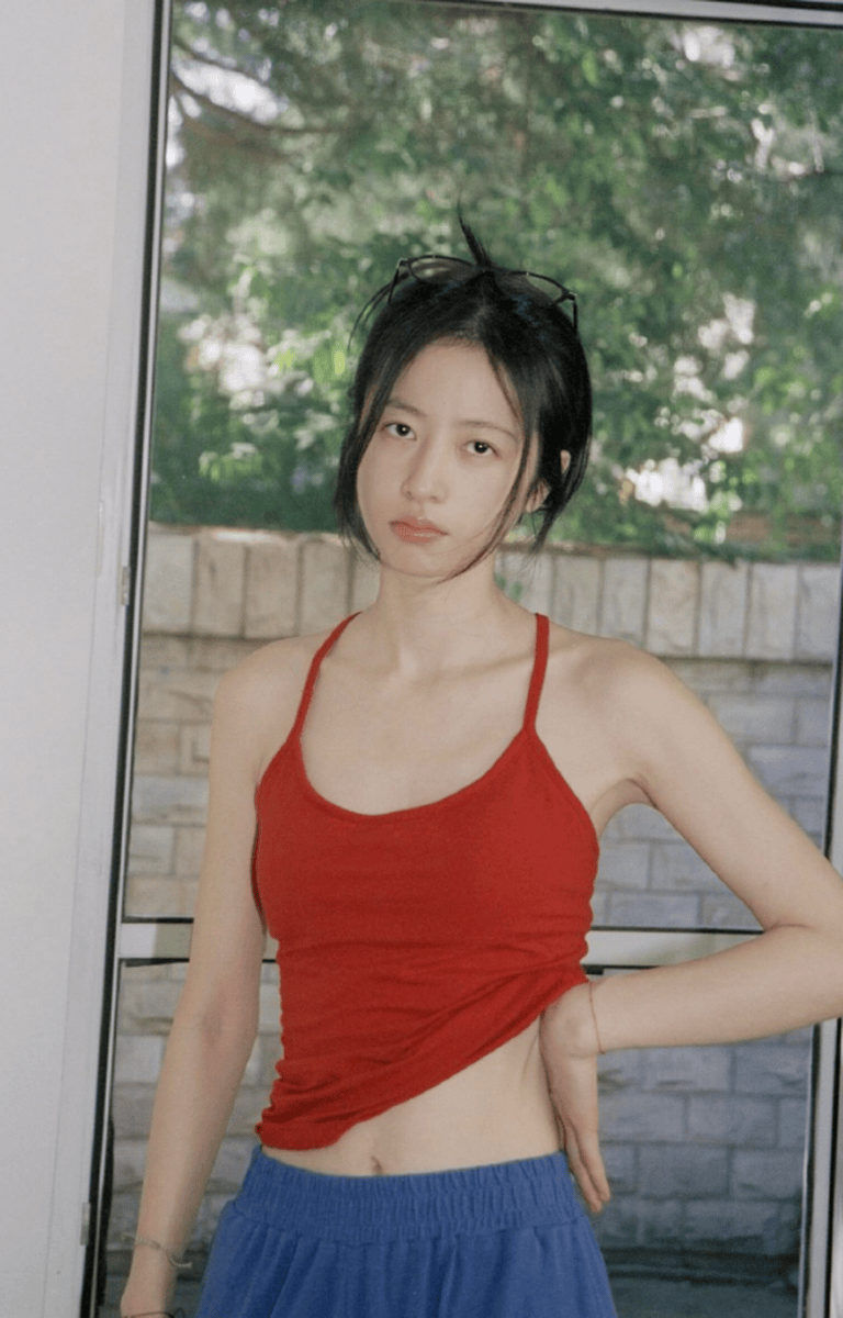 周雨彤素颜闺房写真曝光 明媚中带点忧伤气质