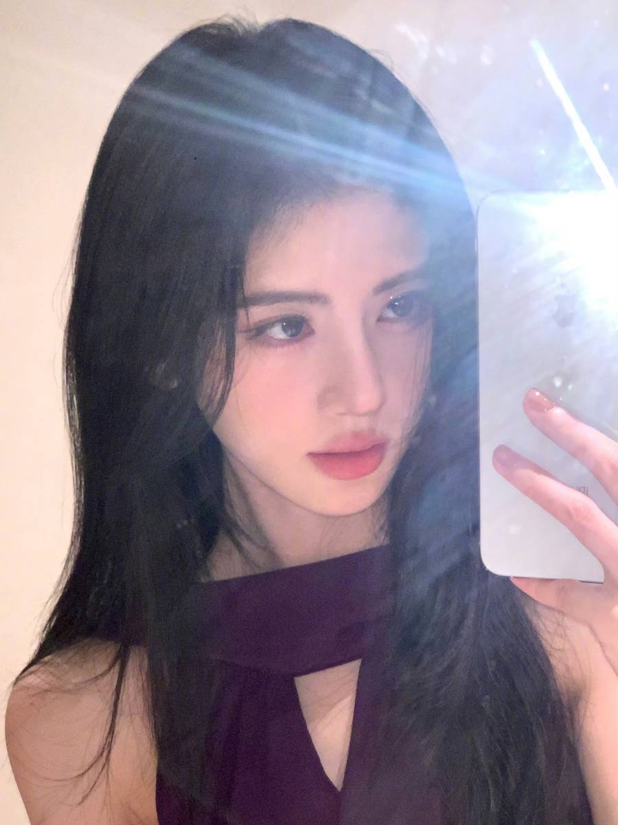 鞠婧祎穿暗紫色挂脖连衣裙 对镜自拍柔媚纯欲