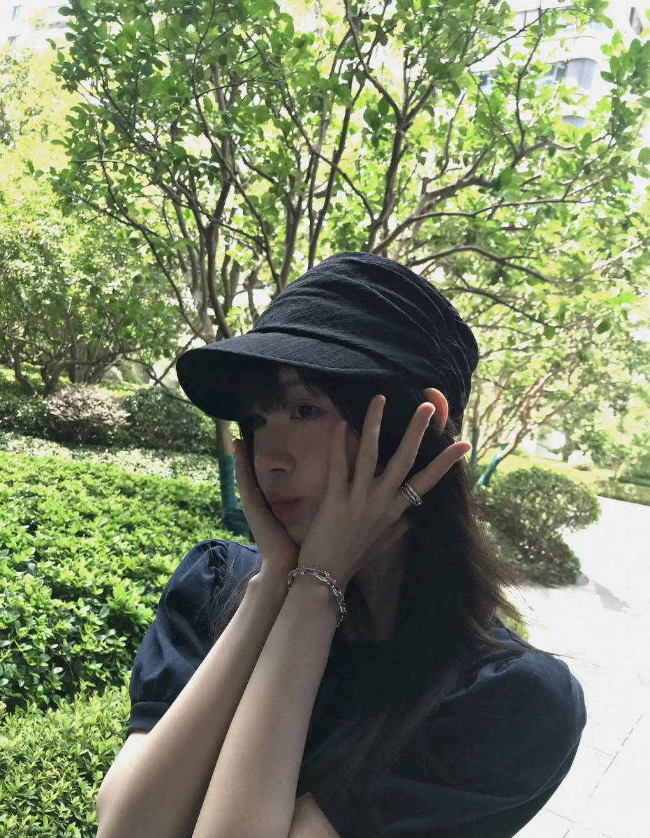 鞠婧祎穿黑裙阳光下回眸 表情灵动温柔少女感拉满