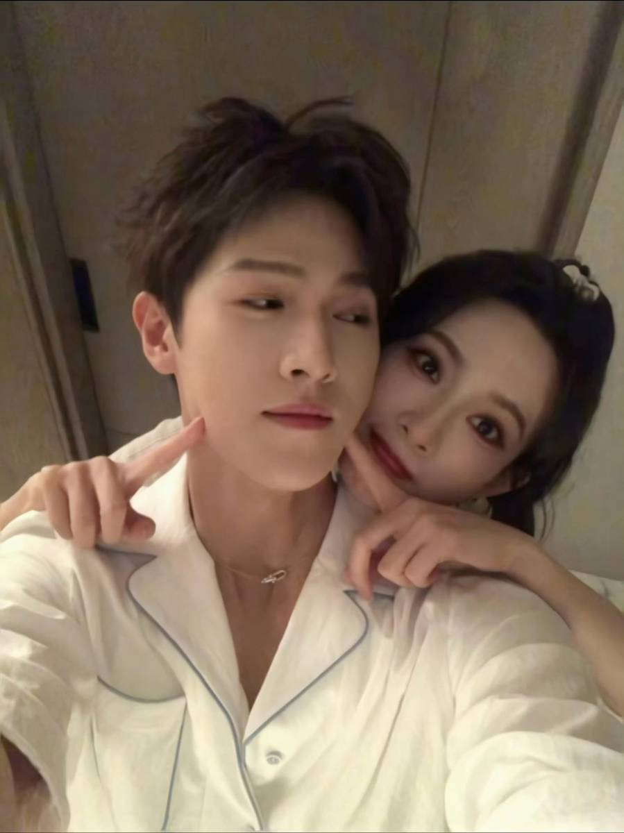 孟子义李昀锐居家情侣自拍 亲昵甜蜜氛围感十足