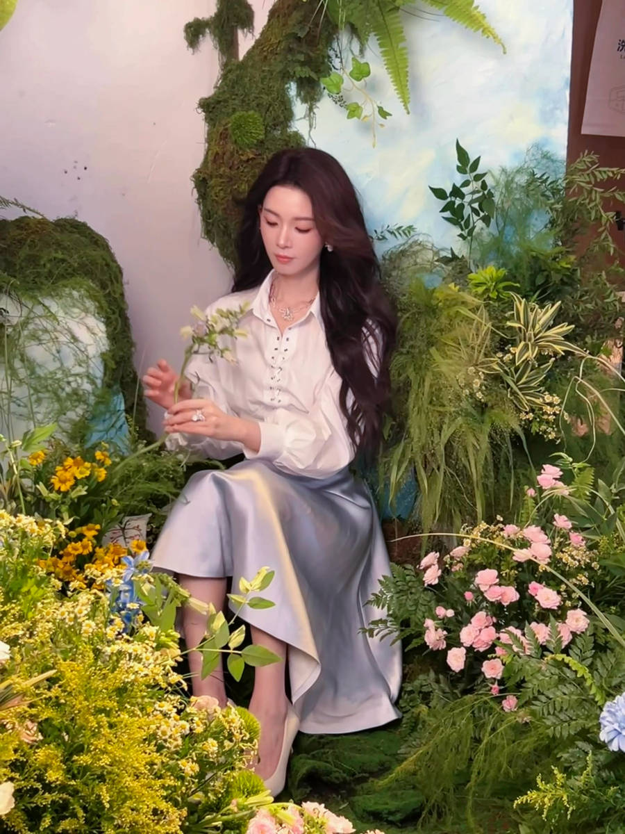 陈瑶手捧花束回眸甜笑气质优雅 黑发披肩清纯温柔