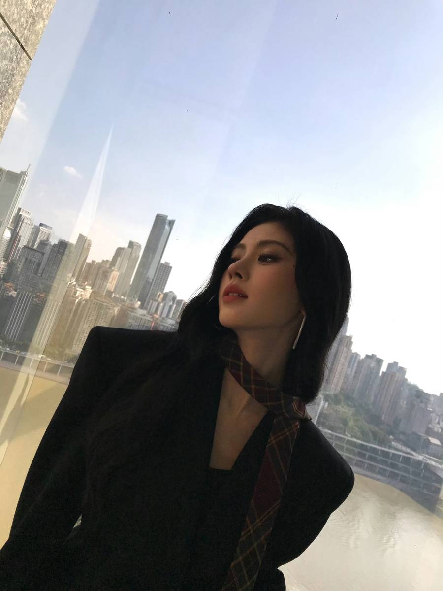鞠婧祎穿黑西装搭白短裙 双腿又细又长酷飒吸睛