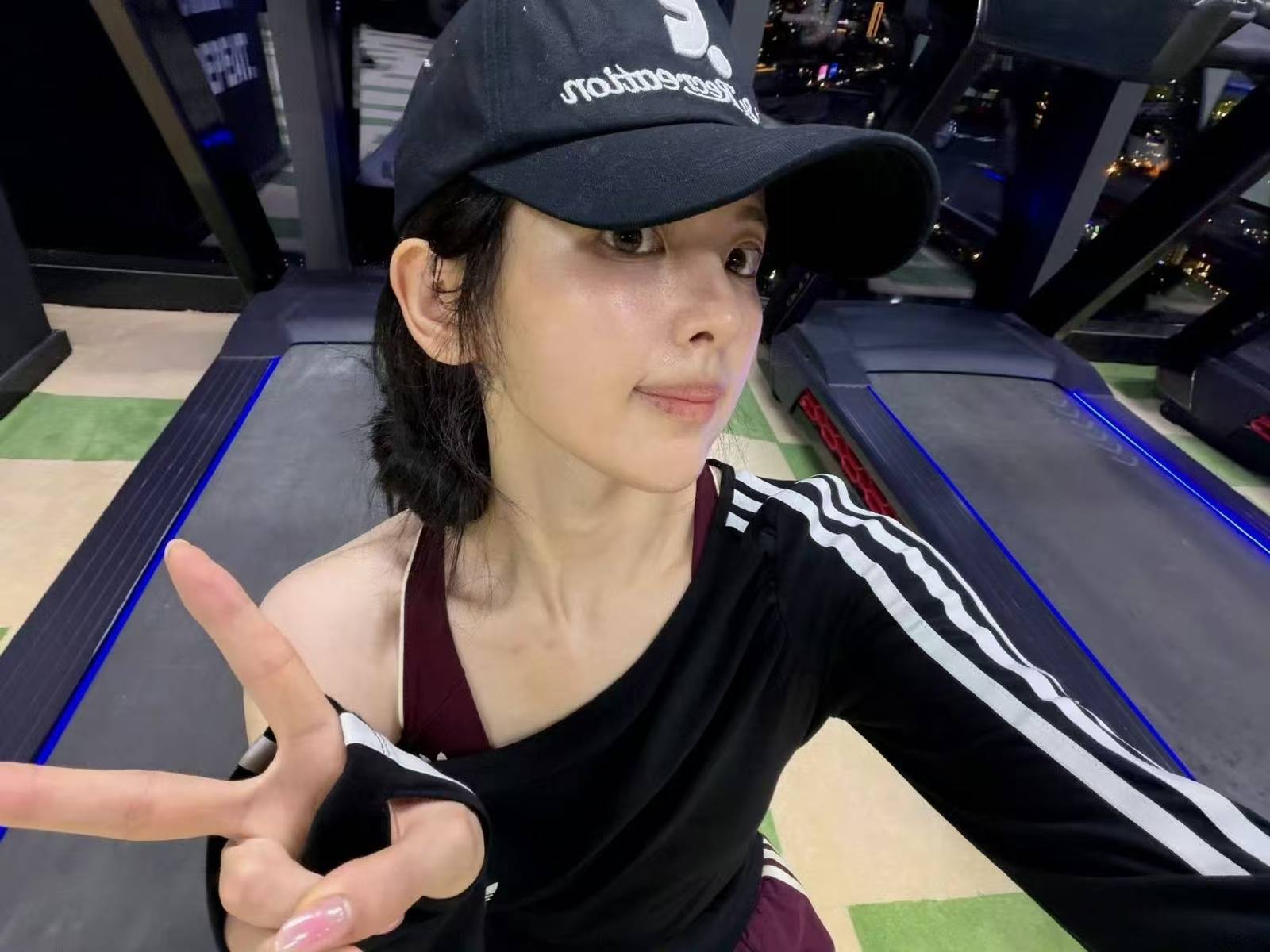 杨超越晒素颜自拍照 皮肤清透体态挺拔松弛又鲜活