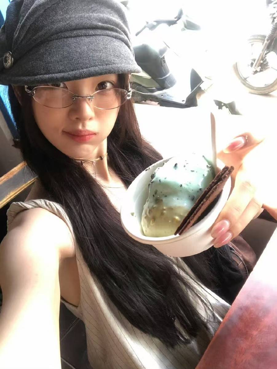 杨超越晒素颜自拍照 皮肤清透体态挺拔松弛又鲜活