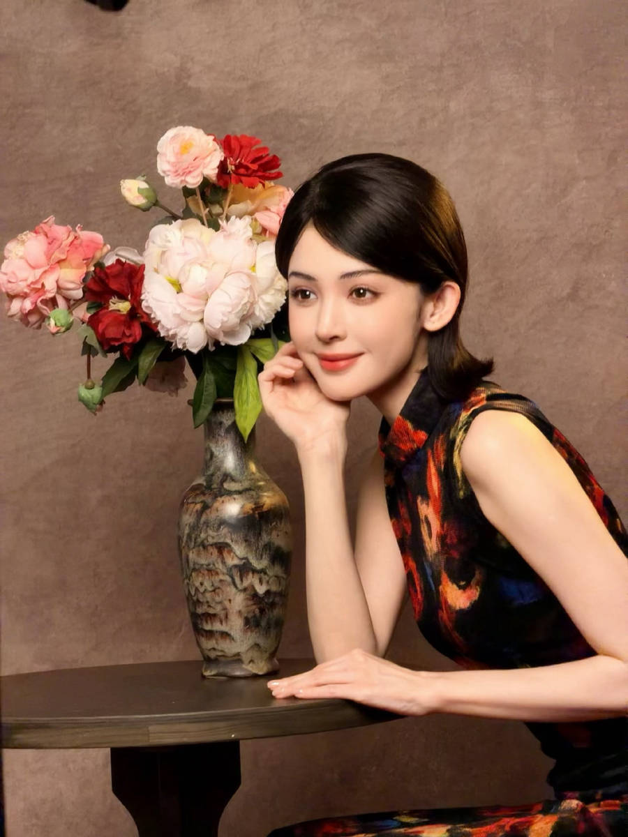 娜扎穿无袖旗袍裙风情万种 勾勒曼妙身姿曲线迷人