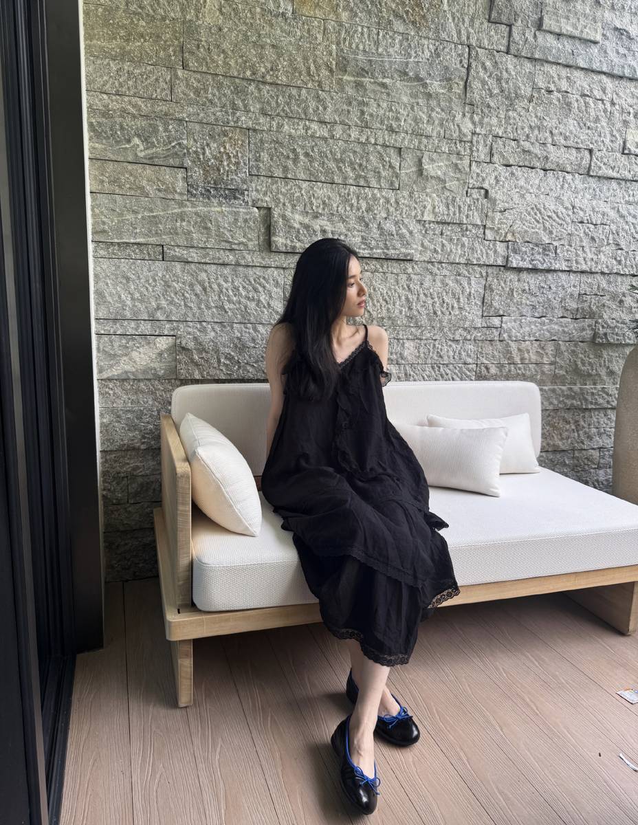 张婧仪穿黑色蕾丝吊带长裙 慵懒松弛温柔又清甜