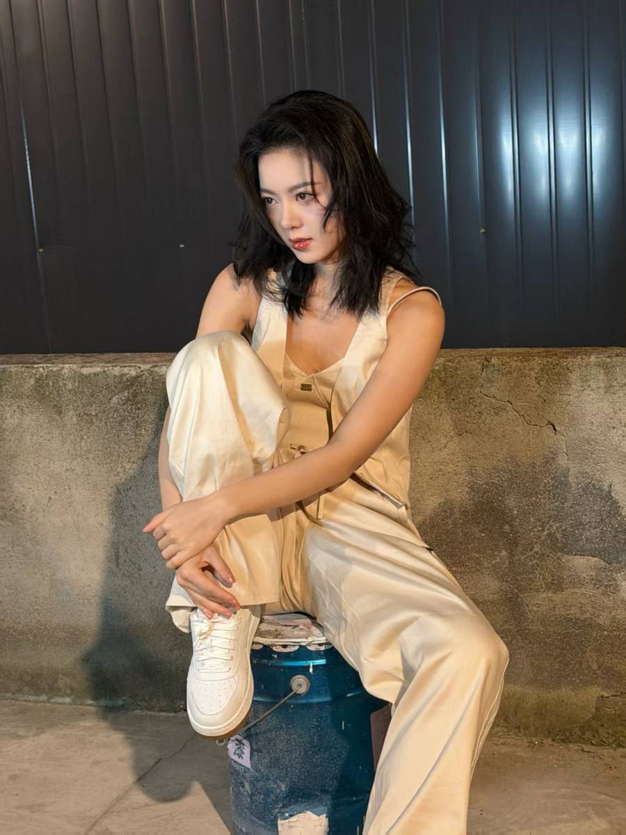 赵今麦穿马甲搭阔腿裤 夜色中酷飒随性尽显故事感