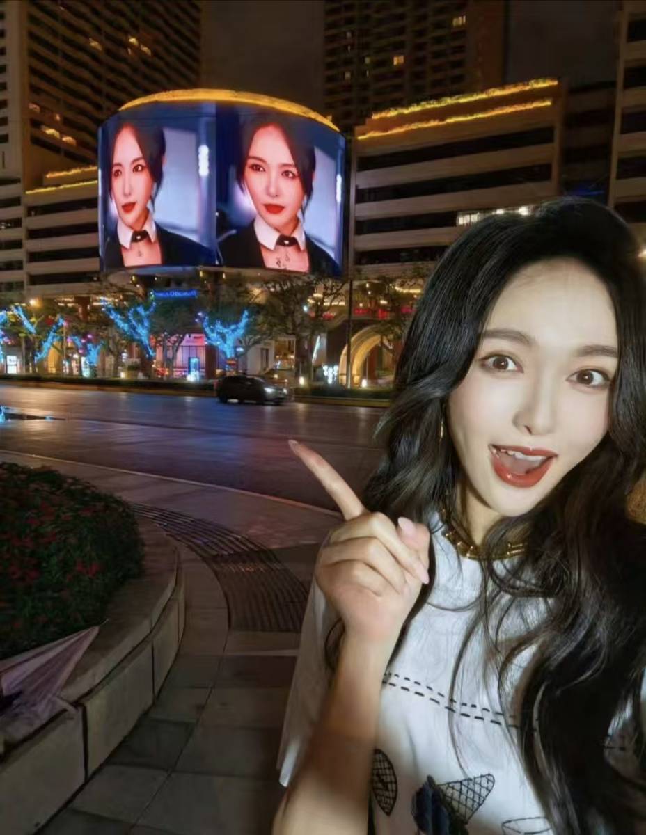 唐嫣夜晚街头打卡自己大屏 穿搭松弛笑容好明媚