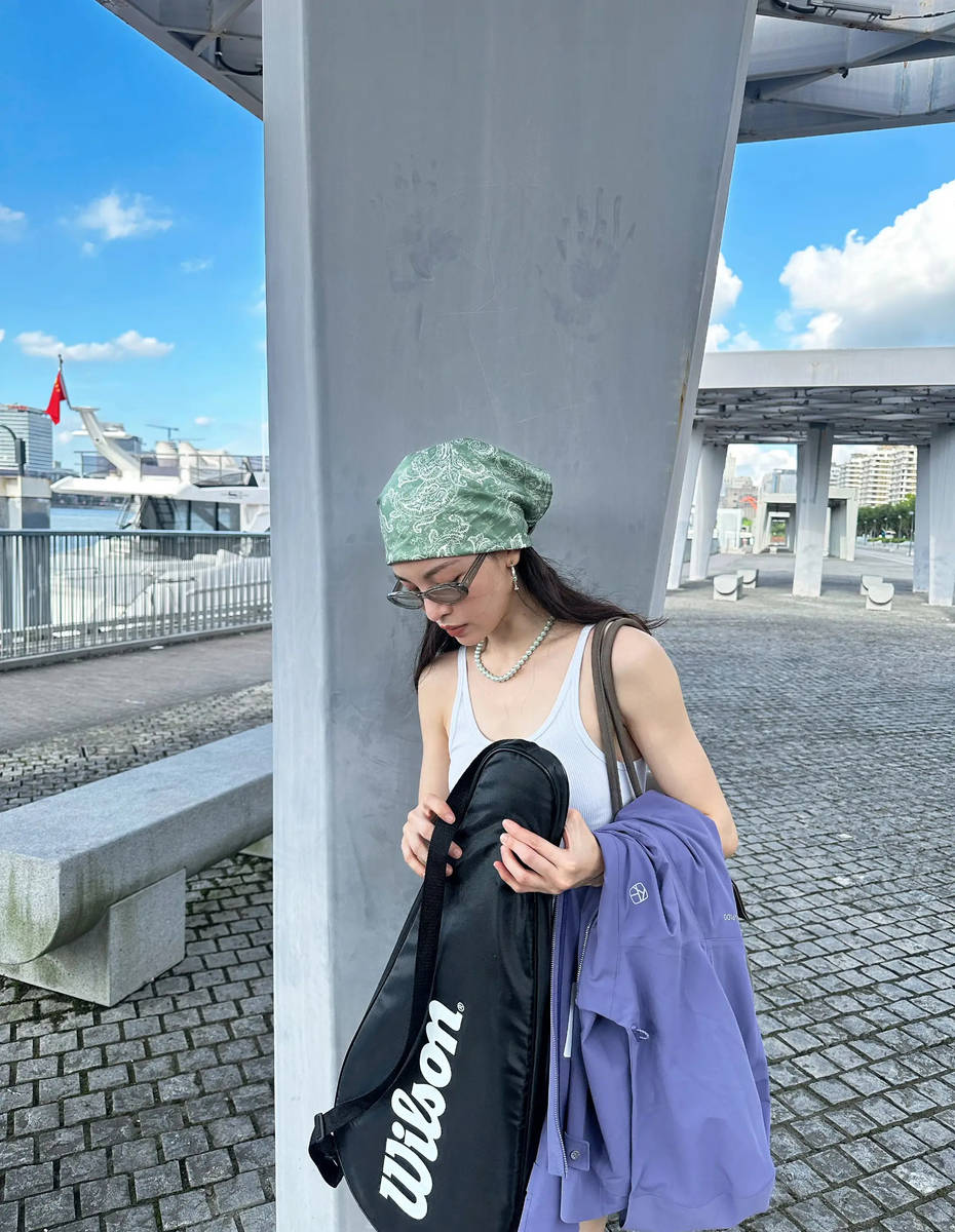 钟楚曦分享假期日常生活 拎球拍外出运动活力十足