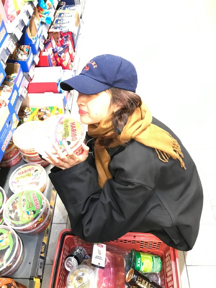 孙千藏蓝棒球帽配焦糖围巾 冬日简约松弛穿搭模版
