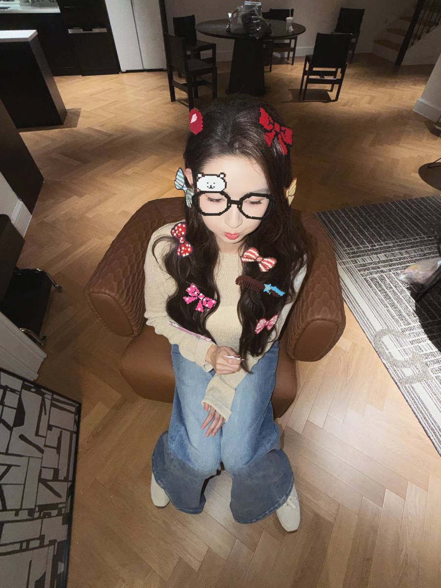 王玉雯戴蝴蝶结拼豆好可爱 秒变鬼马少女俏皮灵动