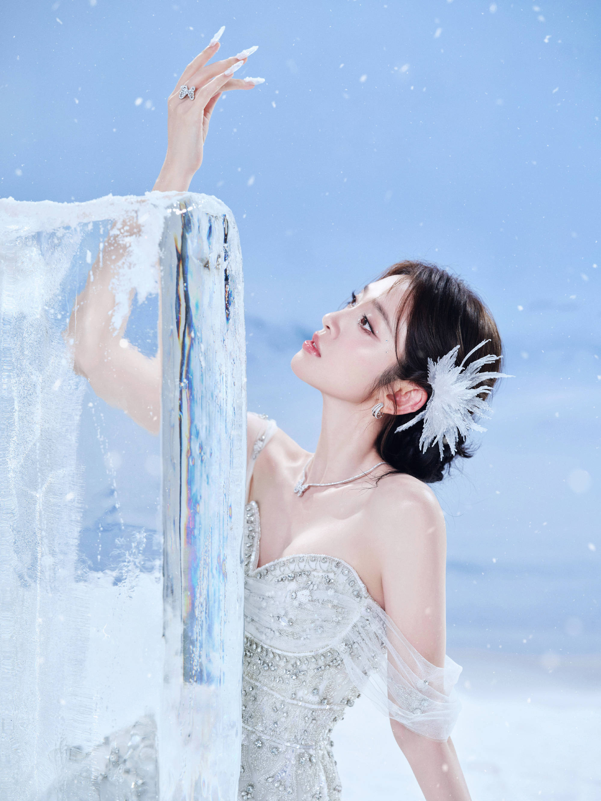 唐艺昕穿抹胸裙化身公主！于漫天飞雪里盛放温柔