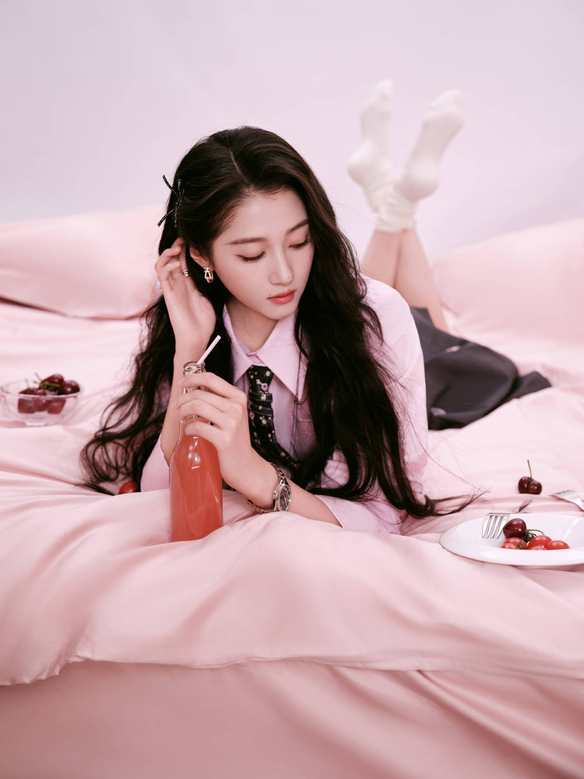 关晓彤穿粉嫩衬衣清新甜美！秒变糖果少女娇俏可人