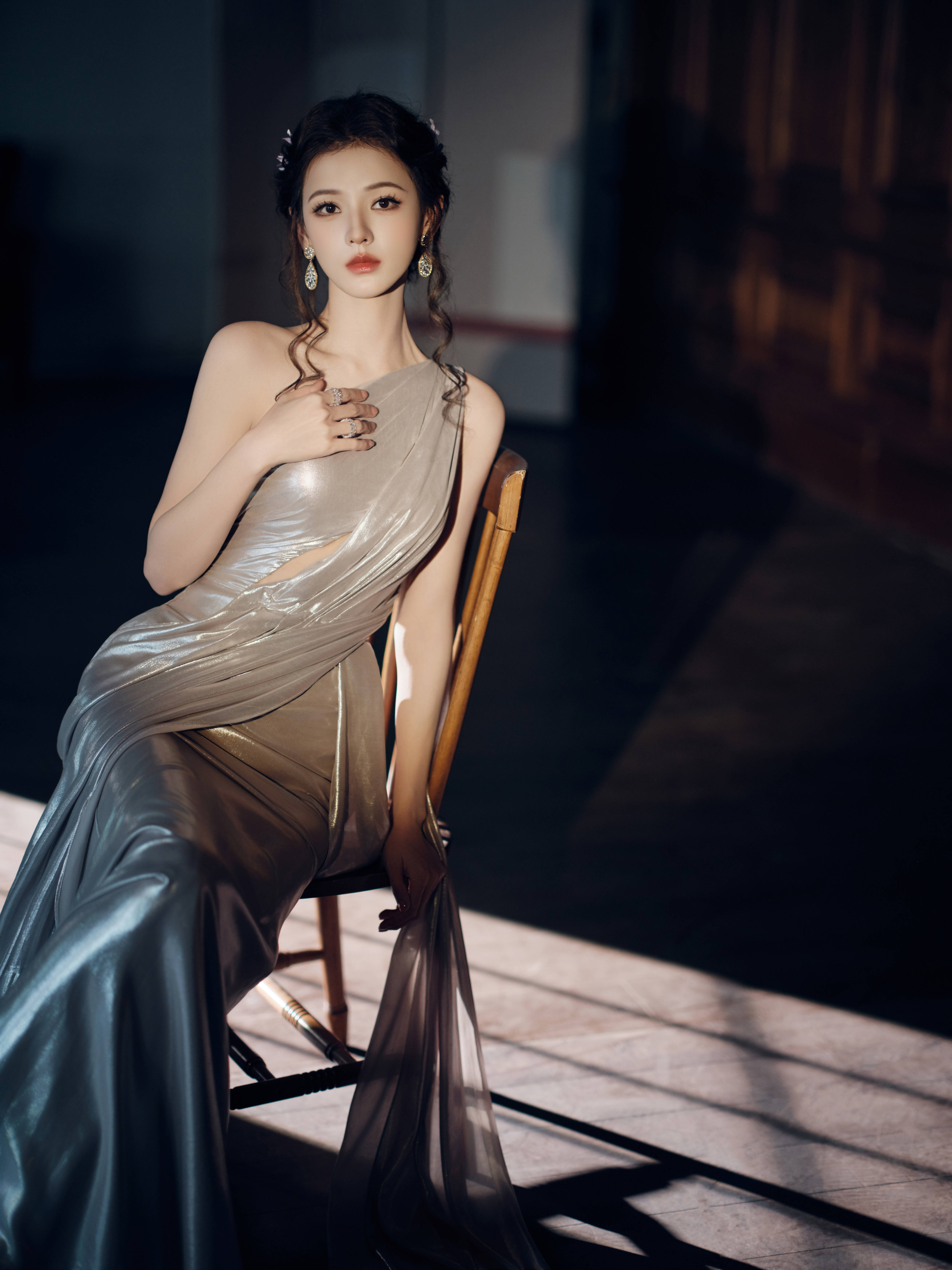 张予曦穿缎面长裙身材窈窕 露出白皙美背又纯又欲
